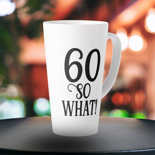 60 So what 面白い引用 タイポグラフィ 60歳の誕生日 カフェラテマグ
