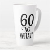60 So what 面白い引用 タイポグラフィ 60歳の誕生日 カフェラテマグ (右アングル)