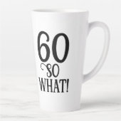 60 So what 面白い引用 タイポグラフィ 60歳の誕生日 カフェラテマグ (右)