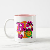 60sスタイルの平和Tシャツおよびギフト ツートーンマグカップ (左)