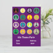 60sテーマのピースサインの腰回りが大きなパーティー 招待状 (スタンド正面)