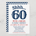 60thサプライズ誕生日招待状メンズネイビーブルー 招待状<br><div class="desc">60歳おもしろいの誕生日のネイビー・ブルー、ホワイトとレッドの驚きの誕生日の招待状はマイルストーンのために。</div>