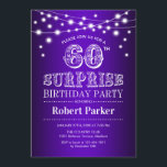 60thサプライズ誕生日 – パープルホワイト 招待状<br><div class="desc">60th Birthday Partyへの招待。紫色の白いデザインと妖精の文字列のライト。デザインエレガントは、古典的なサプライズの日のお祝いに最適。</div>