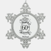 60thダイアモンド結婚の記念日の花 スノーフレークピューターオーナメント (正面)