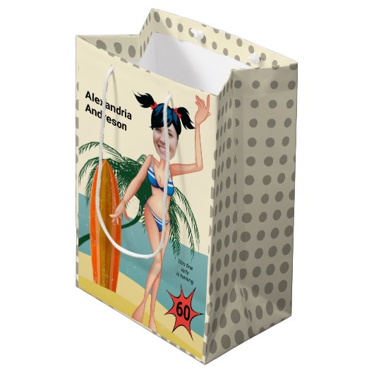 60th誕生日ウィメンズニューおもしろいビーチビキニ ミディアムペーパーバッグ (正面アングル)