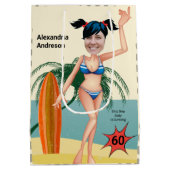 60th誕生日ウィメンズニューおもしろいビーチビキニ ミディアムペーパーバッグ (裏面)