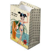 60th誕生日ウィメンズニューおもしろいビーチビキニ ミディアムペーパーバッグ (裏面アングル)