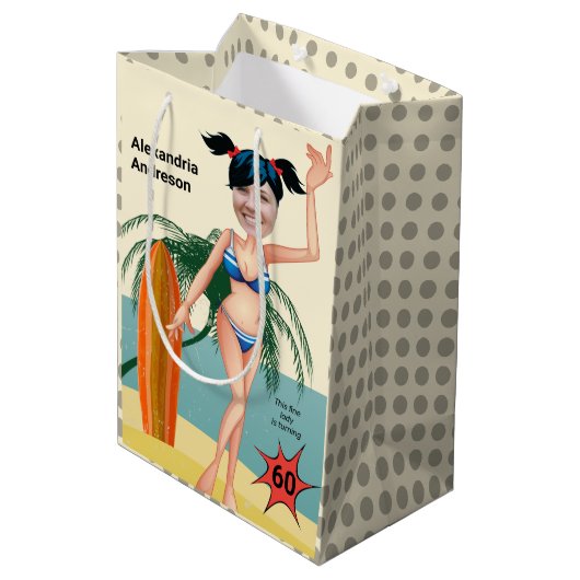60th誕生日ウィメンズニューおもしろいビーチビキニ ミディアムペーパーバッグ (裏面アングル)