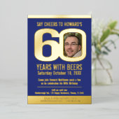 60th誕生日パーティーブルー金ゴールドフォイル写真ビール 箔招待状 (立ち正面)