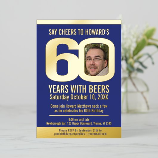 60th誕生日パーティーブルー金ゴールドフォイル写真ビール 箔招待状 (立ち正面)