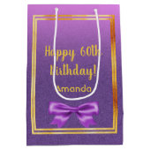 60th誕生日パープルピンクグリッター名 ミディアムペーパーバッグ (裏面)