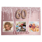 60th誕生日ピンクのグリッタードリップフォト名 ラージペーパーバッグ (裏面)