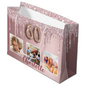 60th誕生日ピンクのグリッタードリップフォト名 ラージペーパーバッグ (正面アングル)