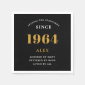 60th誕生日名1964ブラック金ゴールドシック スタンダードカクテルナプキン (正面)