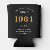 60th誕生日名1964ブラック金ゴールドシック 缶クーラー (裏面)