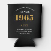 60th誕生日名1965ブラック金ゴールドシック 缶クーラー (正面)