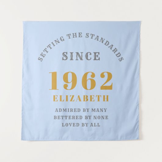 60th誕生日1962ブルーエレガントグレイ金ゴールドシック タペストリー (正面)