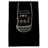 60th誕生日1963名前の追加レジェンダリーブラック金ゴールド ミディアムペーパーバッグ (裏面)