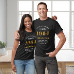 60th誕生日1964名前の追加ブラック金ゴールドパーティー tシャツ<br><div class="desc">60カスタムth誕生日ゲスト・オブ・オナー・ブラックと金ゴールドTシャツ – 1964生まれ年版。60祝誕生日Guest of HonorTシャツと共にスタイルで、お客様の節目の誕生日を迎えカスタムる。私たちの黒と金ゴールドティーは、この特別な機会のための完璧なステートメントのピースである。1964年を誇らしげに特徴とするデザインで、見た目を維持しながら、プライドで誕生の年を衣服クールすスタイリッシュ。シャツは柔らかく通気性の良い綿で作られ、誕生日の祝いの間に最高の心地よいを確保する。部最高の分は?誕生日のTシャツだけでなく、誕生日のTシャツでもある。追加touchのために名前またはニックネームを印刷パーソナライズされたする。自分の60歳の誕生日Tシャツで頭を回しカスタマイズて、この誕生日を思い出に残す。・ブラックと金ゴールドカラーの印象的なデザイン、60歳の誕生日のバッシュに最適。・ 1964スタイリッシュ年の生まれプリントを祝搭載。・柔らかい綿で作ら高品質れ、最大心地よい。・完全なパーソナライズ機能を提供：名前またはニックネームを印刷する。・トレンディー、思い出に残るユニークアイディア、60歳の誕生日のお祝い。</div>