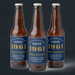 60th Birthday 1961ブルーゴールドレトロパーソナライズ ビールラベル<br><div class="desc">1961年パーソナライズされたに60歳を変えた特別な者に対し生まれて、その誕生祝いのためのクラシックラベルデザイン。このヴィンテージレトロスタイルブルー、ホワイト、金ゴールドデザインに名前を追加60歳の誕生日カスタムプレゼント。名前と年を提供されたテンプレートで簡単に編集。素晴らしいカスタム誕生日プレゼント。その60番目のパーティーお祝いのためのギフトやパーティー用品の追加は、店で利用可能。</div>