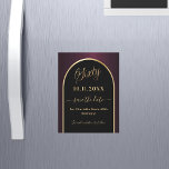 60th birthday black burgundy日付マグネットを保存<br><div class="desc">磁気60歳の誕生日パーティーの日付カードを保存する。黒とブルゴーニュの背景飾、金ゴールドアーフェイクチ。日付と名前をカスタマイズして追加する。文字: Sixty and Save the Dateは大きな書トレンディーの手で書かれたスタイルスクリプトを備えている。</div>