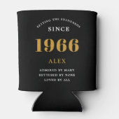 60th Birthday Name 1966 Black Gold Elegant Chic 缶クーラー (裏面)