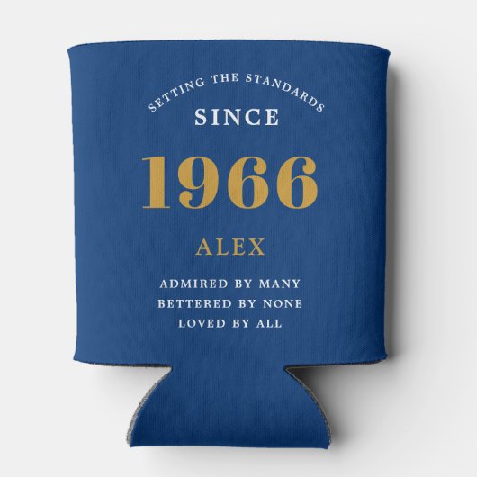 60th Birthday Name 1966 Blue Gold Elegant Chic 缶クーラー (裏面)