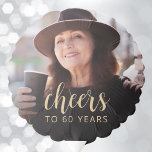 60th Birthday Partyフォト応援 バルーン<br><div class="desc">このカスタム60歳の誕生気球には、金ゴールド色の書道の台本に「応援」という言葉と共に、名誉の写真と誕生日のゲストがエレガント登場する。暗い画面が救済文字ポップ・アートのだ。60素晴らし歳祝になってる人に！</div>