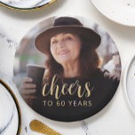 60th Birthday Partyフォト応援 ペーパープレート<br><div class="desc">60歳カスタムの誕生日紙プレートは、金ゴールド色の書道の台本に「応援」という言葉と共に、名誉の写真と誕生日のゲストをエレガント特集している。暗い画面が救済文字ポップ・アートのだ。60素晴らし歳祝になってる人に！</div>