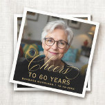 60th Birthday Partyフォト金ゴールドスクリプト応援 スタンダードカクテルナプキン<br><div class="desc">60歳の誕生日パーティフォト金ゴールドスクリプト応援Napkinsでマイルストーンお祝いを忘れることができない。金ゴールドスエレガントクリプトのデザインと写真パーソナライズされたを搭載しスタイリッシュ、これらのナプキンは洗練されたフェスティバルtouchを追加60歳の誕生日パーティーの装飾。豪華で豪華なテーブルセッティングパーソナライズされたを高め感じるに最適。</div>