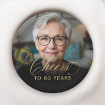 60th Birthday Partyフォト金ゴールドスクリプト応援 ペーパープレート<br><div class="desc">60歳祝の誕生日パーティー写真金ゴールドスクリプト「応援」紙プレートとのスタイルのマイルストーン。写真とパーソナライズされた金ゴールドスエレガントクリプトデザインを搭載し、これらのプレートはあなたの特別なお祝いに最適なtouchである。あなたは前菜やケーキを提供するかどうかに関係なく、これらのプレートはあなたのパーティーに洗練されしゃれているたフェスティバルを追加する。</div>