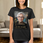 60th Birthday Partyフォト金ゴールドスクリプト応援 Tシャツ<br><div class="desc">60歳の誕生日を特別に作るカスタムこのフォト金ゴールドスクリプト"応援" Tシャツ！写真パーソナライズされたデザインと金ゴールドスエレガントクリプトを備えたスタイリッシュこの洗練されたシャツは、この画期的な大事な行事にピッ祝チしている。誕生日素晴らしの記念に家族や友人のための記念おもしろいパーティーの衣装と衣服!</div>