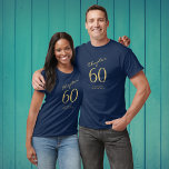 60th Birthday Party金ゴールドスクリプトブルー Tシャツ<br><div class="desc">この簡単に60th誕生日パーティースクリエレガントプトのブルーTシャツでパーソナライズされた、あなたの愛する人をシックで彼らの特別な日に見せる。この洗練されたブルーTシャツはクラシック金ゴールドスクリプトを備え、さまざまなサイズで利用可能。どんな誕生祝いにもピッタリカスタムで、このスタイルは名誉の客を際立たせる。</div>