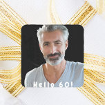 60th birthday photo hello 60 スクエアシール<br><div class="desc">あなたの写真のテンプレート。ホワイト文字オーバーレイ：こんにちは60!曲線文字。彼のための60歳の誕生日パーティーのためのステッカー。</div>