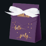 60th birthday purple金ゴールドhello 60 nameスクリプト フェイバーボックス<br><div class="desc">フロントエレガント：おモダン感謝していし、60歳の誕生日パーティーのボックスをお願い。紫の背景とフェイク金ゴールドの文字書とトレンディーの手で書かれたスタイルのスクリプト：こんにちは60。黄金の点を装飾として。テンプレートの名前、黄金の手紙。文字付き：ありがとう。先頭へ：紫の背景に金色のドット。</div>