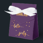 60th birthday purple金ゴールドhello 60 nameスクリプト フェイバーボックス<br><div class="desc">フロントエレガント：おモダン感謝していし、60歳の誕生日パーティーのボックスをお願い。紫の背景とフェイク金ゴールドの文字書とトレンディーの手で書かれたスタイルのスクリプト：こんにちは60。黄金の点を装飾として。テンプレートの名前、黄金の手紙。文字付き：ありがとう。先頭へ：紫の背景に金色のドット。</div>