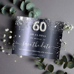 60th birthday silverグリッター予算は日付を保存 チラシ<br><div class="desc">この日付を保存するフライヤー紙と非常に薄い。封筒は含まれない。厚手のカード(同じデザイン)は当店へお越し下さい。60歳エレガントの誕生日パーティーの日付を保存する。銀のモダン金属的な外観のバック飾バックフェイクでグリッターのフェイク塵。日付と名前/年齢をカスタマイズして追加する。文字：日付の保存は大きな書トレンディーの手入力スタイルスクリプトで行う。バルーン付き60番スタイルフォント。</div>