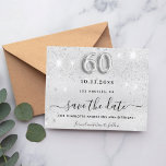 60th birthday silverグリッター予算は日付を保存 チラシ<br><div class="desc">この日付を保存するフライヤー紙と非常に薄い。封筒は含まれない。より厚い保存の日付カード(同じデザイン)を私たちの店を訪問する。60歳エレガントの誕生日パーティーの日付を保存する。銀モダン色の背飾面とグリッターフェイクの輝き。日付と名前/年齢をカスタマイズして追加する。灰色の文字。文字：日付の保存は大きな書トレンディーの手入力スタイルスクリプトで行う。バルーン付き60番スタイルフォント。</div>