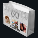 60th birthday silverグリッター写真名 ラージペーパーバッグ<br><div class="desc">60歳ガーリーの抱き枕。銀色のメタリックな背景にグリッターの塵。3枚の写真と名前をパーソナライズして追加。60番はバ書ロンスタイルフォント。パーティーの好意バッグや抱き枕として完璧。</div>