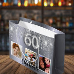 60th birthday silverグリッター写真 ラージペーパーバッグ<br><div class="desc">60歳ガーリーの抱き枕。銀色の背景にグリッター。3枚の写真と名前をパーソナライズして追加。60番はバ書ロンスタイルフォント。パーティーの好意バッグや抱き枕として完璧。</div>