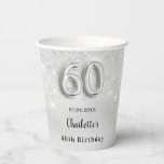 60th birthday silverグリッター名 紙コップ<br><div class="desc">華やかで60歳ガーリーの誕生日パーティー。銀の金フェイク属のような背景。前面と背面：名前と日付をカスタマイズして追加。飾フェイクグリッターの塵で</div>