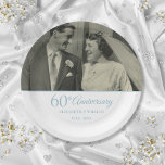 60th Diamond Anniversary結婚の写真 ペーパープレート<br><div class="desc">シックなお気に入りのダイヤモンドブルーのタイポグラフィで結婚、あなたの写真と特別な60年のダイヤモンドの記念詳細でパーソナライズ。Thisisnomeによる設計©</div>