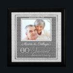 60th Diamond Anniversary Photo Keepsake ギフトボックス<br><div class="desc">この美しい漆塗りのジュエリーやトリンケットボックスは、私たちの美しいアニバーサリーコレクションのデザインで飾られ結婚て、記念撮影のカップルの写真、ダイヤモンド記念日の日付とその名前を保持している。一緒に60年の思い出を大切にする祝素敵な方法。60年の妻に対する夫与えの美しい贈り物、特に彼は彼女のために特別なボーもしブルを置く！</div>