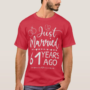 61年前に入籍しました 61周年結婚記念日のおそろい Tシャツ