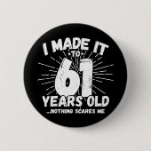 61歳皮肉ミーム61おもしろい誕生日 缶バッジ (正面)
