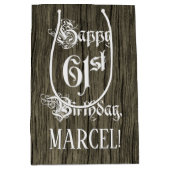 61番目の誕生日: ファンシー、フェイク木目+名前をカスタムする ミディアムペーパーバッグ (正面)