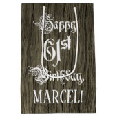 61番目の誕生日: ファンシー、フェイク木目+名前をカスタムする ミディアムペーパーバッグ (裏面)