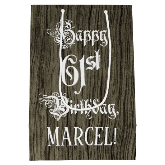 61番目の誕生日: ファンシー、フェイク木目+名前をカスタムする ミディアムペーパーバッグ (裏面)