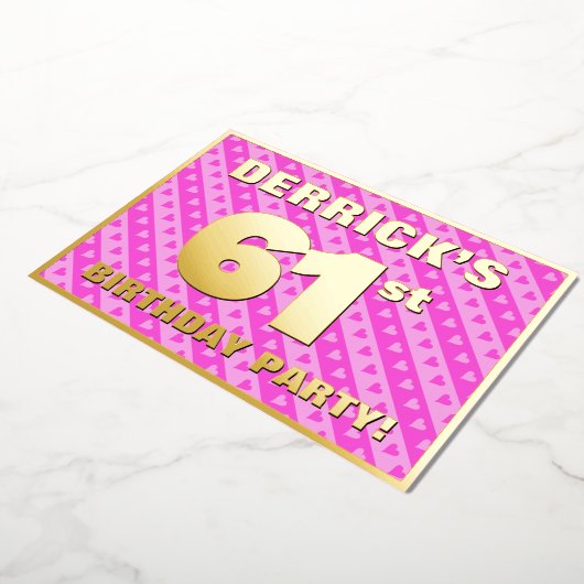 61th Birthday Party —おもしろいピンクのハートとストライプ 箔招待状 (回転した状態)