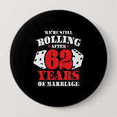 62おもしろい周年記念結婚したカップル62年 缶バッジ (正面)